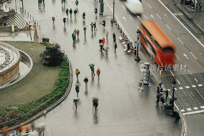 巴塞罗那人们撑着雨伞的鸟瞰图