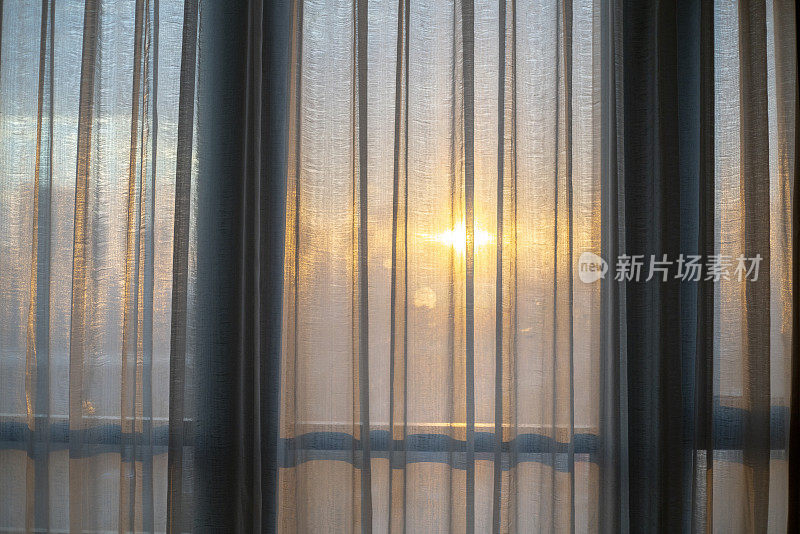 窗帘和黎明的阳光