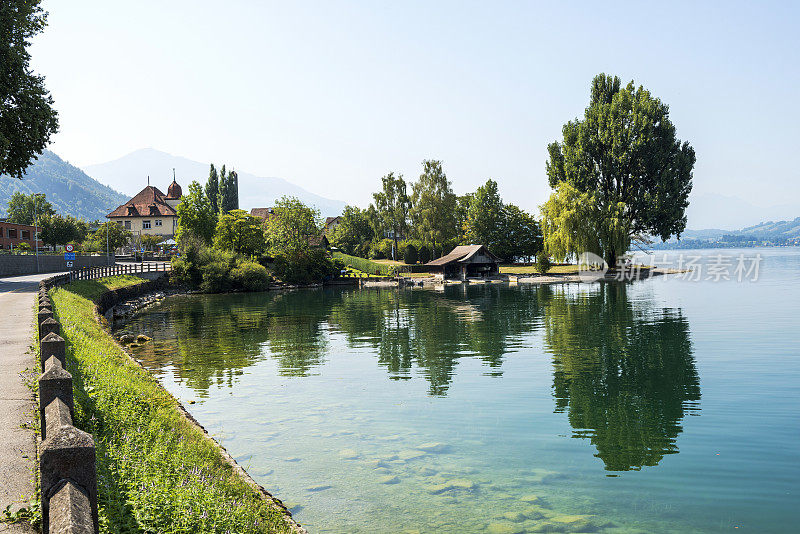 瑞士Zug州的Oberwil镇的Zug湖和湖滨景色