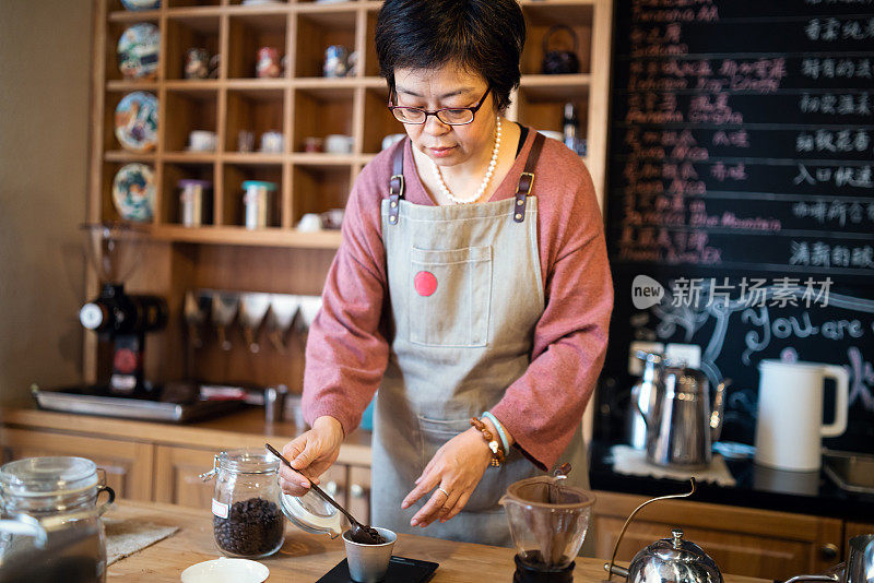 女咖啡师正在称咖啡豆