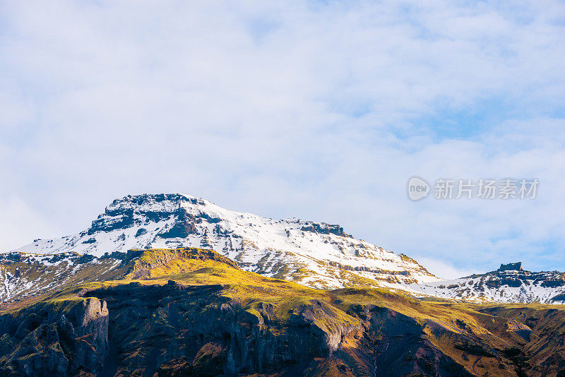 冰岛南部冰雪覆盖的冰川山