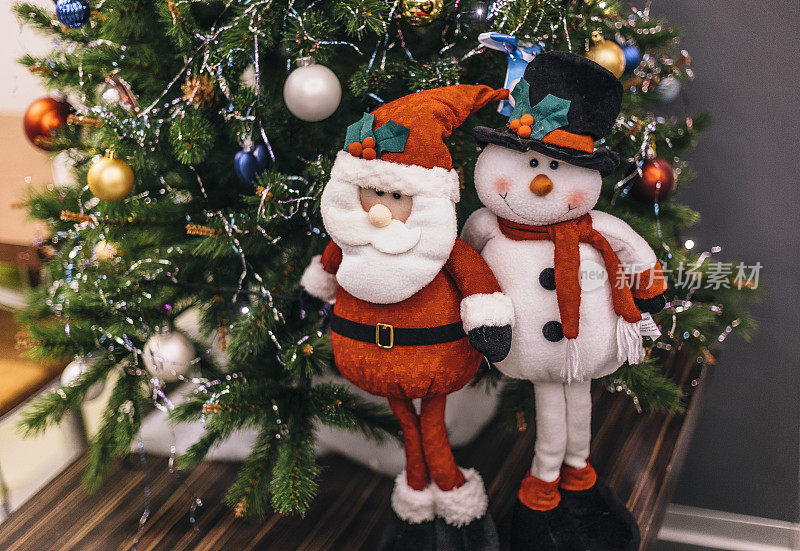 雪人，圣诞老人和圣诞树，欢迎