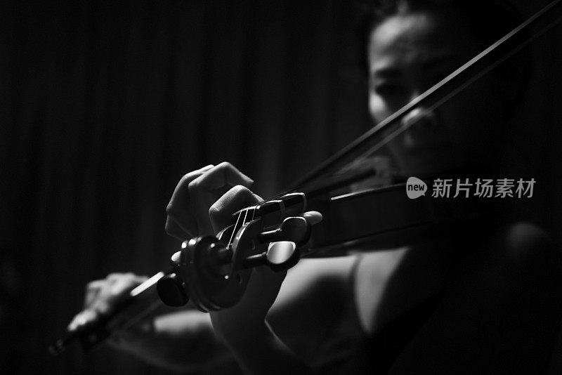 小提琴家演奏音乐-单色特写镜头