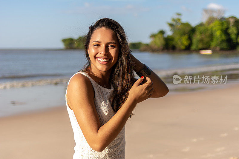 一个年轻的巴西女人在海滩上的肖像。既海滩,Mosqueiro