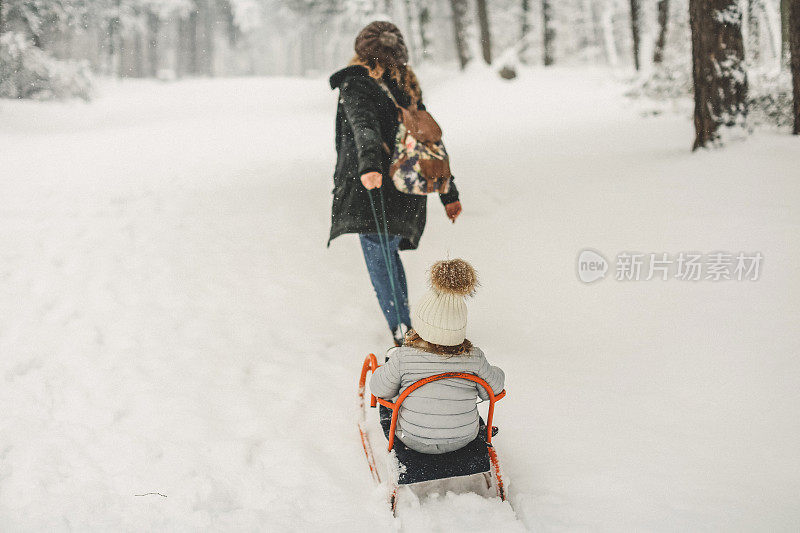 家庭在雪