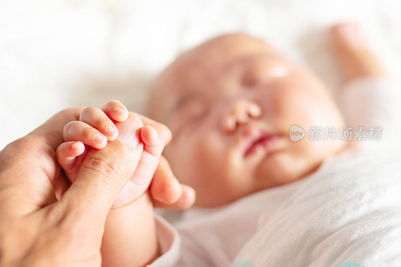牵着宝宝的手，妈妈永远爱你