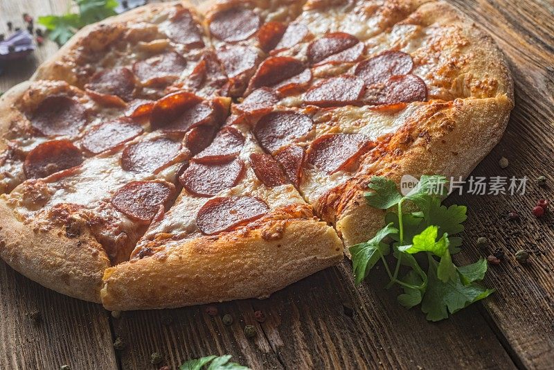 披萨配芝士、意大利辣香肠、鸡肉和胡椒，是一顿美味的晚餐