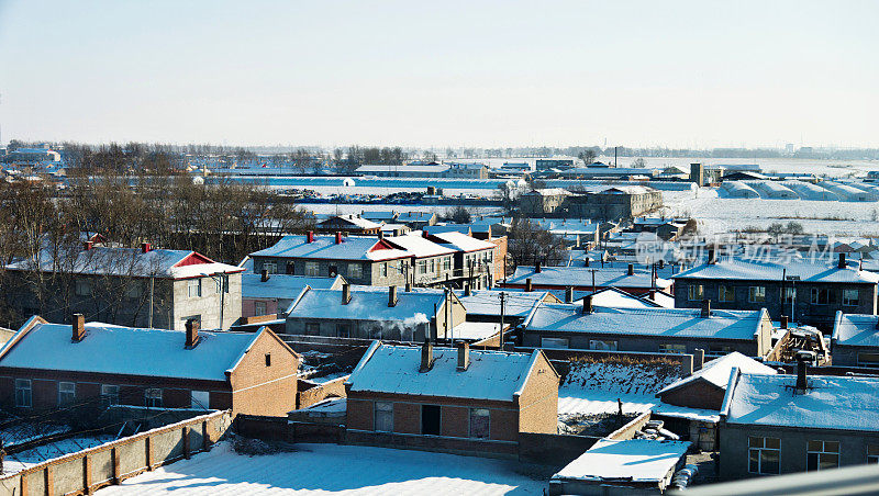 冬天被雪覆盖的屋顶