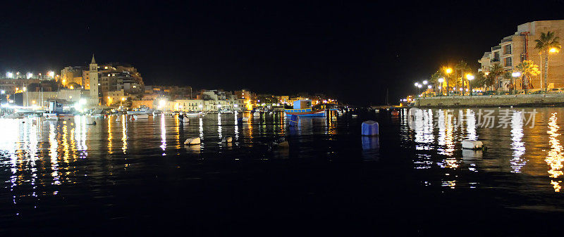 马尔他马萨斯卡拉村的夜景