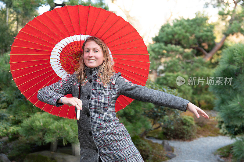 东欧妇女在日本旅行