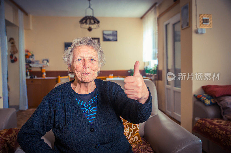 祖母竖起大拇指