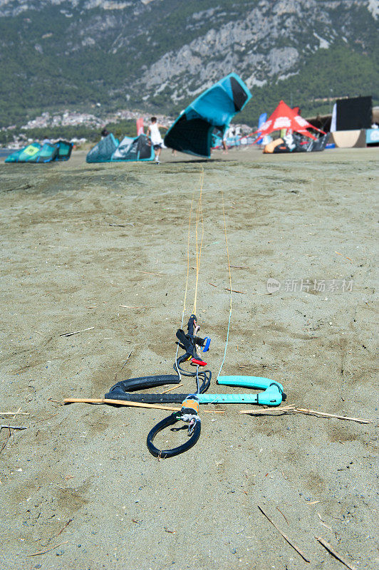 沙滩上的风筝冲浪者为骑行准备运动器材