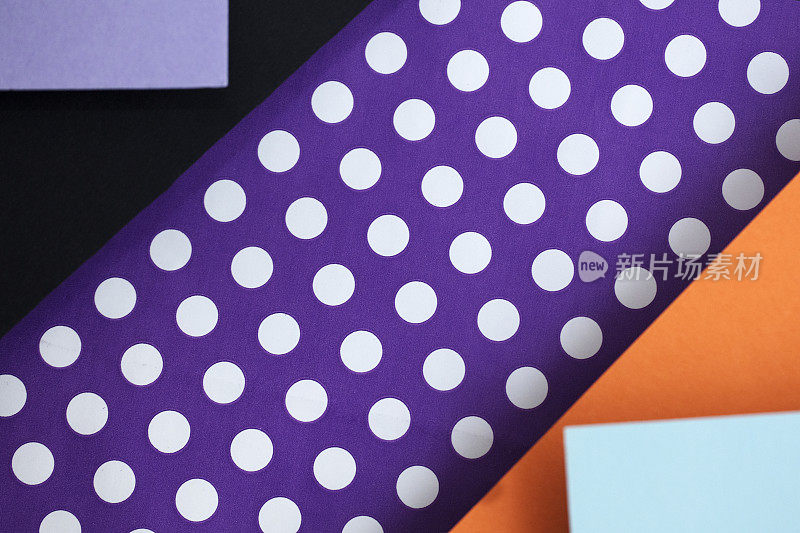 抽象几何橙色，黑色，蓝色，紫色和紫罗兰圆点纸背景。