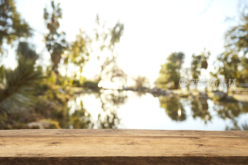 木质桌面上模糊的热带背景