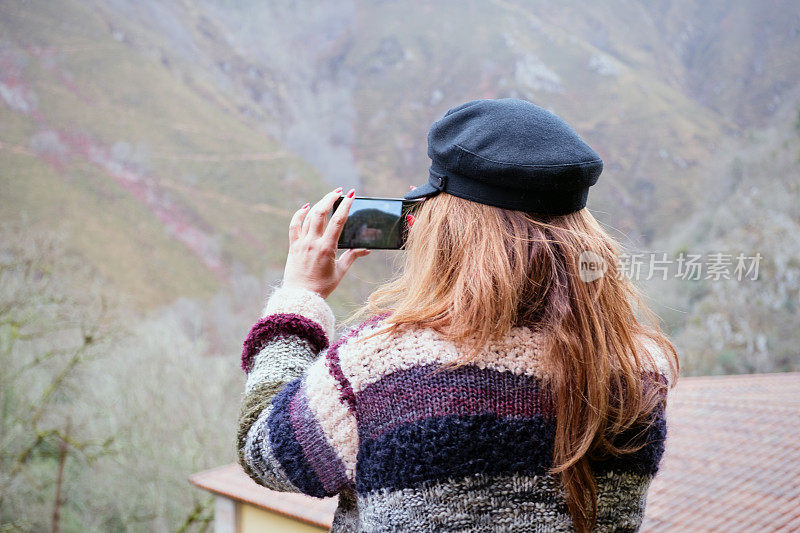 一名女游客在西班牙阿斯图里亚斯科瓦东加旅游。