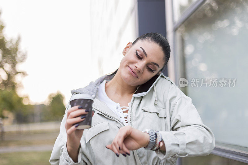 城里有个年轻女人在查手机