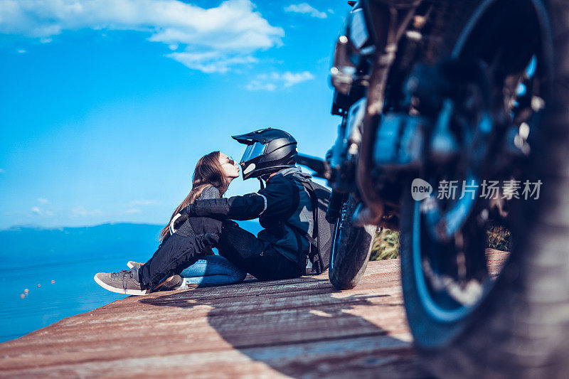 摩托车情侣吻别