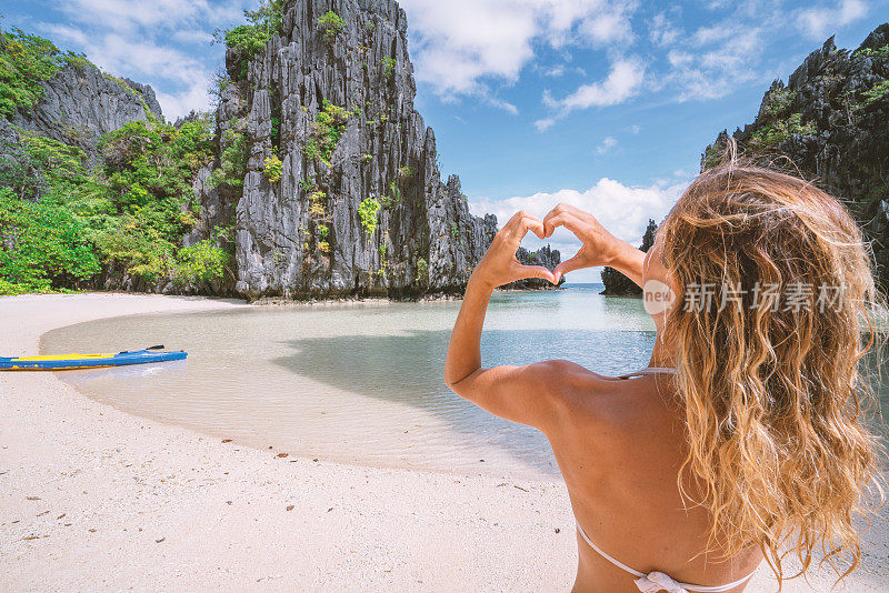 年轻女子喜欢热带度假在恬静的海滩泻湖