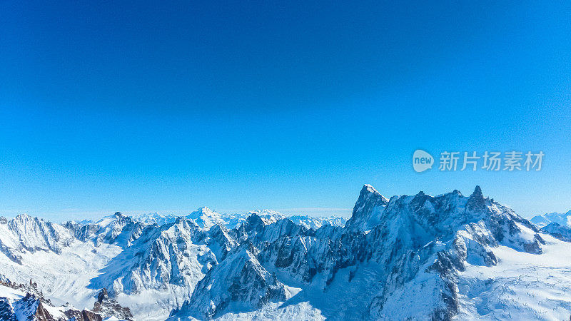 陡峭的山边。日落时壮丽的瑞士阿尔卑斯山