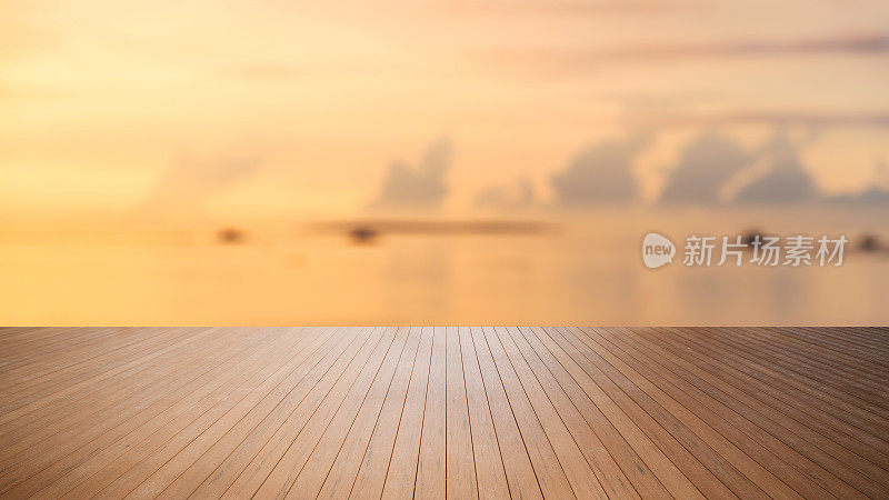 木制平台与日落在海上的背景