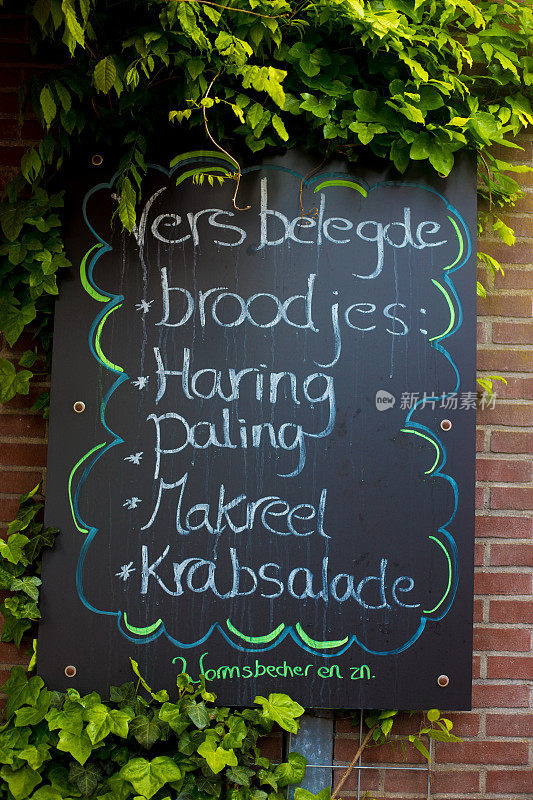 荷兰语:黑板上的菜单:三明治，鲱鱼，鲭鱼