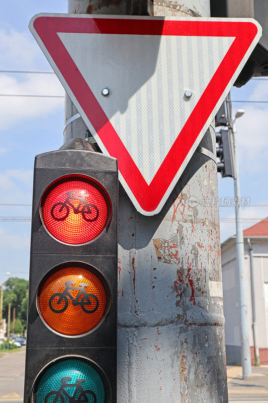 自行车道十字路口的交通灯
