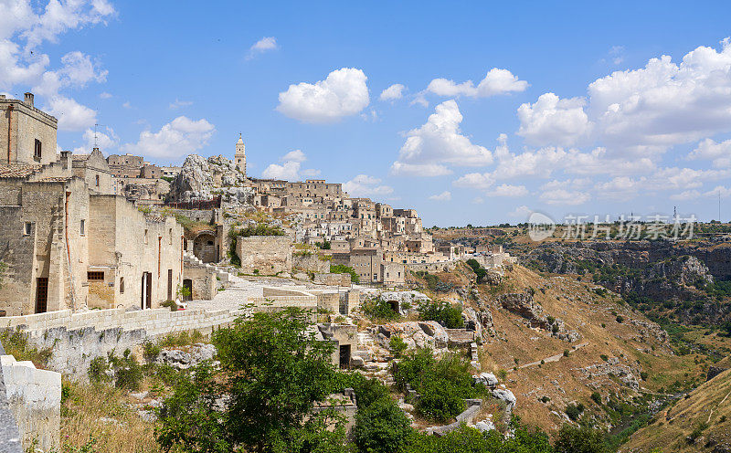 意大利Basilicata，马泰拉大教堂塔和峡谷