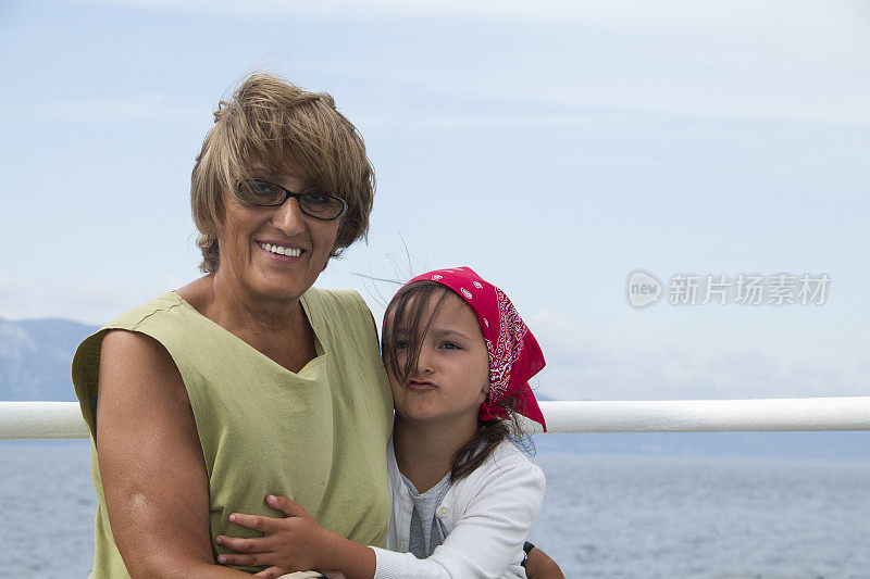 祖母和孙女喜欢乘渡船旅行