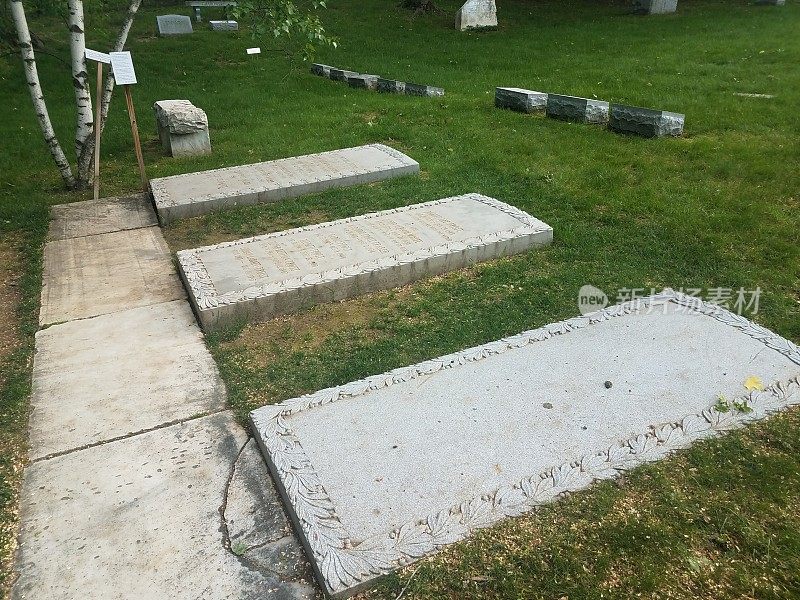 诗人罗伯特·弗罗斯特墓地里的墓碑