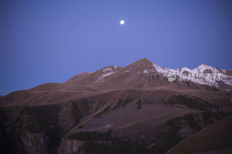 清晨的格鲁吉亚山脉(哈萨克语)