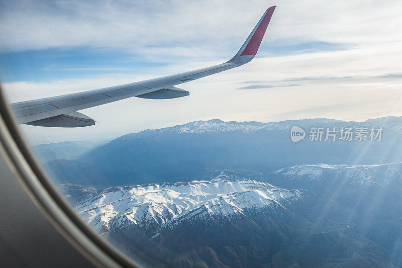 从德黑兰到莫斯科的途中，飞机在山上飞行