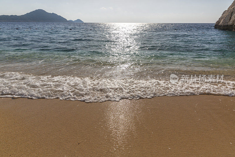 清澈的绿松石大海和波浪