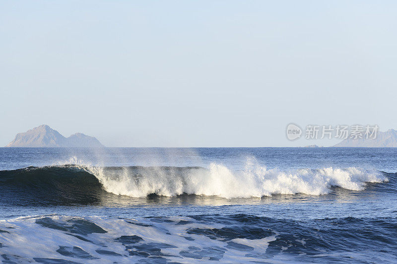 罗浮敦群岛的海浪拍打着Austvagoy海岸