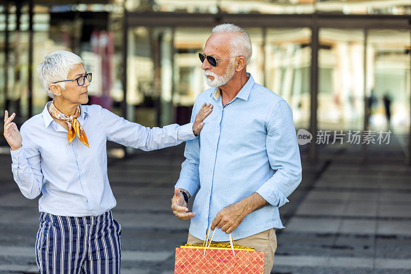 老男人在购物后和妻子争吵