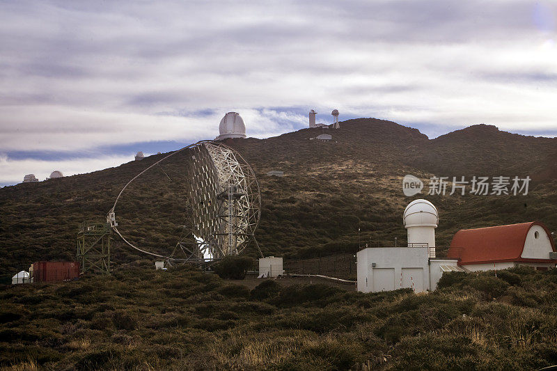西班牙加那利群岛罗克德洛穆奇乔斯天文台的伽马射线望远镜。