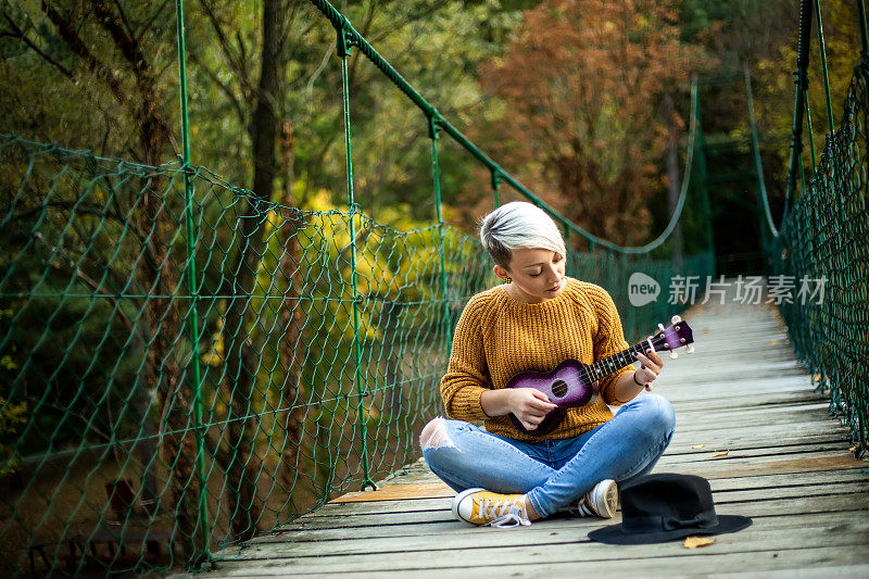 女孩在大自然中玩ulelele