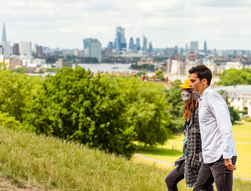 一对夫妇在伦敦格林威治公园散步