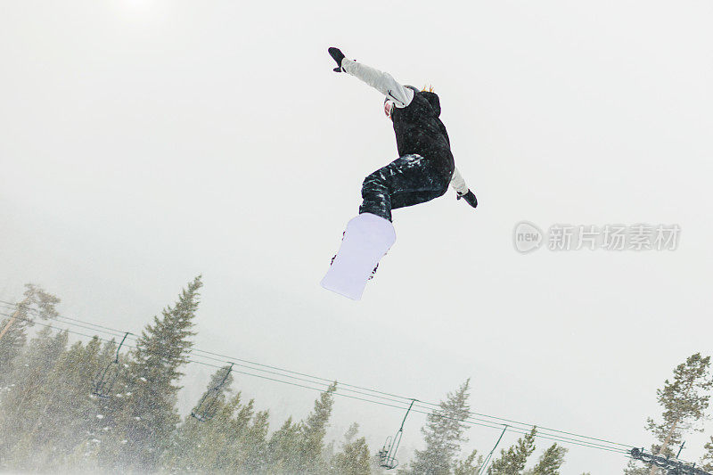 在科罗拉多州落基山脉的滑雪度假村小镇滑雪和单板滑雪活动