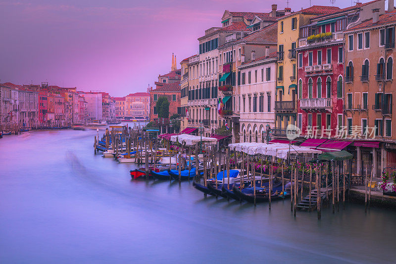 长时间曝光:意大利里亚托-威尼斯日出时空灵的大运河