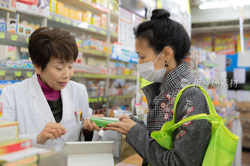 日本妇女在药店购物