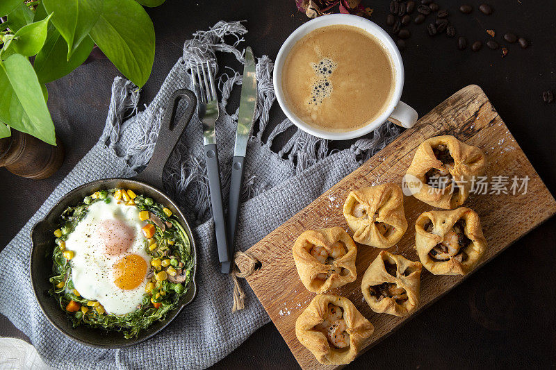 自制早餐:手工虾包、烤鸡蛋、蔬菜