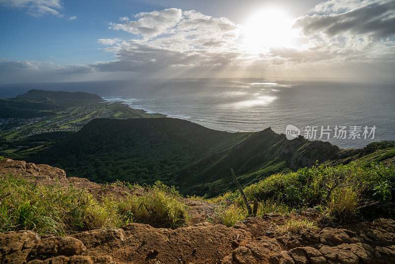 太阳从地平线上升起，从山顶俯瞰，夏威夷