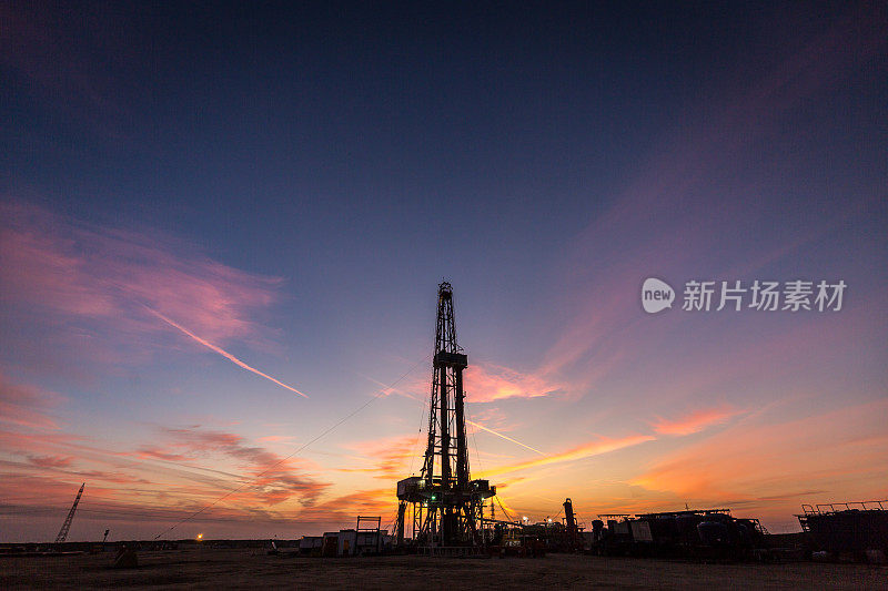 日落时分的石油钻井平台