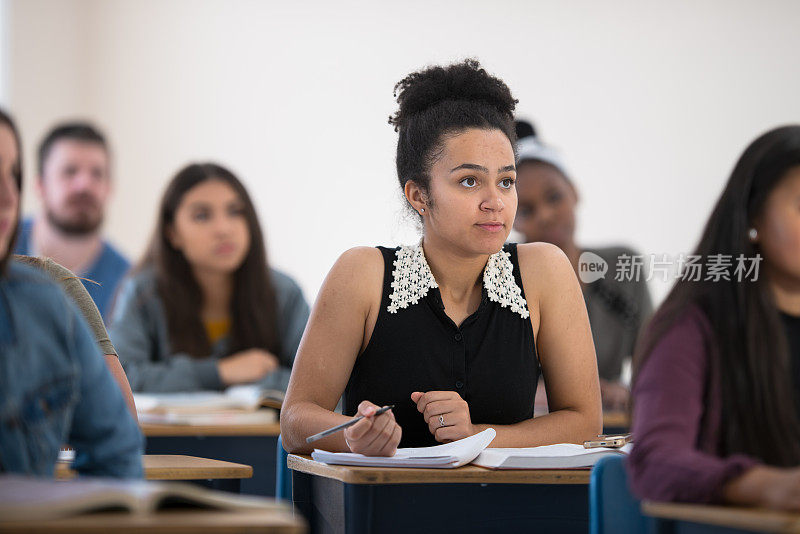 女大学生在班级库存照片