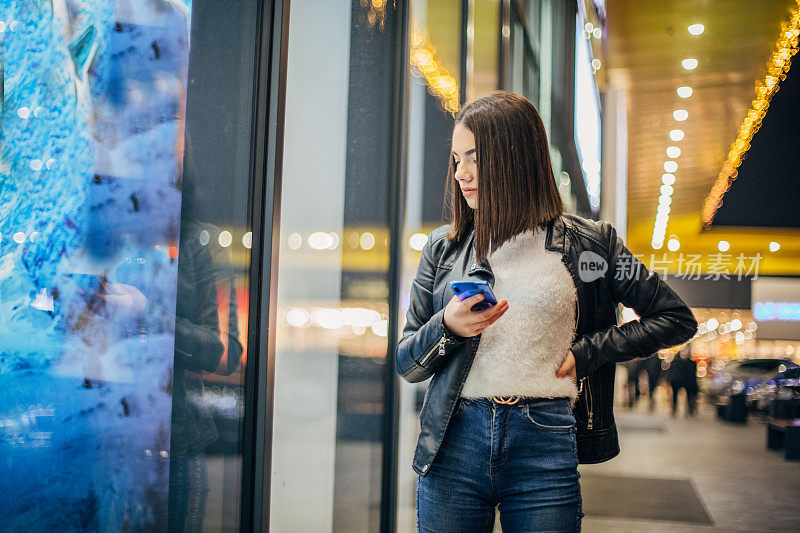 漂亮女人在购物中心使用手机