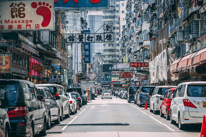 香港老街的广告牌。香港国土面积1104公里，人口700万，是世界上人口最密集的地区之一。