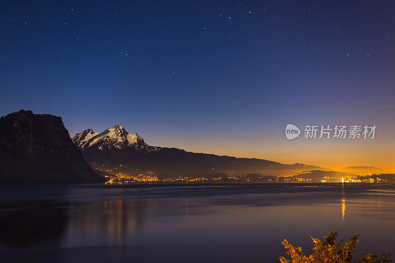 晚上全景。城市的灯光。瑞士阿尔卑斯山。广州紫花苜蓿。瑞士。