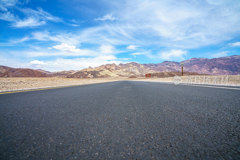 在美国加州死亡谷国家公园的路上，艺术家们驱车前行