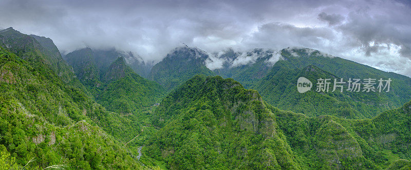 从勒瓦达巴尔科斯，葡萄牙马德拉的绿色山脉的全景