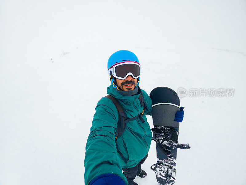 滑雪运动员在山上自拍